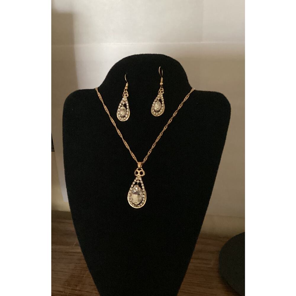 4398 NIP 17KM 16" Dainty 3 Pc. Crystal Heart Pendant Necklace/Earrings Goldtone